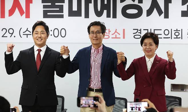 29일 경기도 수원시 경기도의회에서 열린 '국민의힘 경기도지사 출마예정자 좌담회'에서 참석자들이 포즈를 취하고 있다. 왼쪽부터 이성배 후보, 함진규 후보, 양향자 후보. 연합뉴스