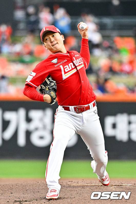 [OSEN=대전, 박준형 기자] 30일 오후 대전 한화생명볼파크에서 2026 신한 SOL KBO리그 한화 이글스와 SSG 랜더스의 경기가 진행됐다. 이날 경기 한화는 류현진을, SSG는 김건우를 선발투수로 내세웠다.1회말 SSG 선발투수 김건우가 역투하고 있다.       2026.04.30 / soul1014@osen.co.kr
