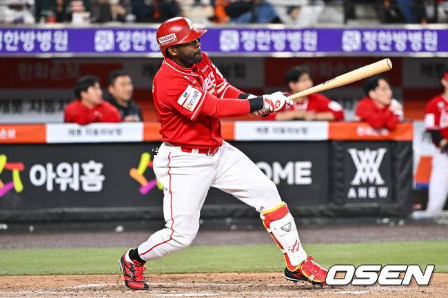 [OSEN=대전, 박준형 기자] 30일 오후 대전 한화생명볼파크에서 2026 신한 SOL KBO리그 한화 이글스와 SSG 랜더스의 경기가 진행됐다.이날 경기 한화는 류현진을, SSG는 김건우를 선발투수로 내세웠다.7회초 1사 만루 SSG 에레디아가 희생플라이를 날리고 있다.       2026.04.30 / soul1014@osen.co.kr