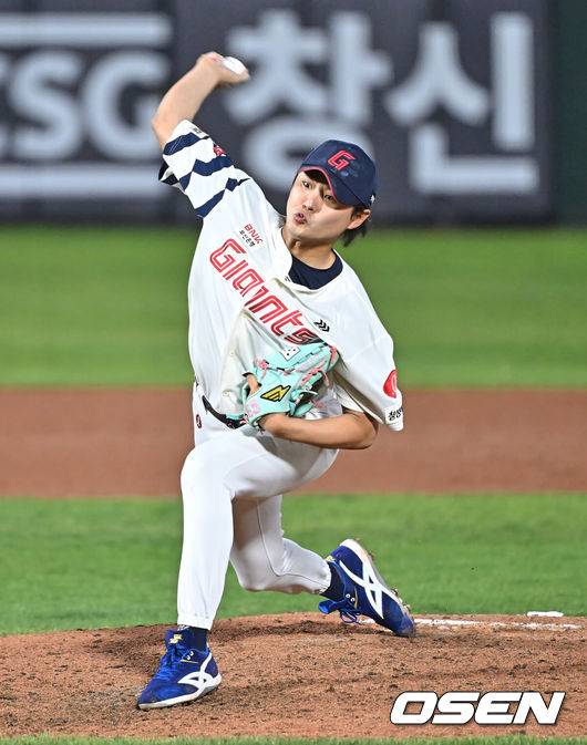 [OSEN=부산, 이석우 기자] 30일 부산 사직야구장에서 2026 신한 SOL KBO 리그 롯데 자이언츠와 키움 히어로즈의 경기가 열렸다. 홈팀 롯데는 비슬리가, 방문팀 키움은 배동현이 선발 출전했다.롯데 자이언츠 정철원이 역투하고 있다. 2026.04.30 / foto0307@osen.co.kr