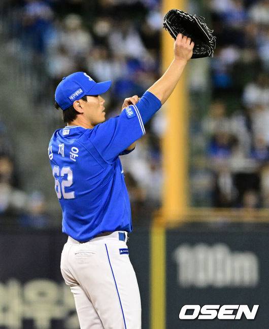 [OSEN=잠실, 지형준 기자] 30일 서울 잠실야구장에서 2026 신한 SOL KBO리그 두산 베어스와 삼성 라이온즈의 경기가 열렸다.이날 두산은 최승용, 삼성은 최원태를 선발로 내세웠다.8회말 2사 만루에서 삼성 김재윤이 두산 박준순에 싹슬이 3타점 적시 2루타를 허용하며 아쉬워하고 있다. 2026.04.30&nbsp;/ jpnews@osen.co.kr