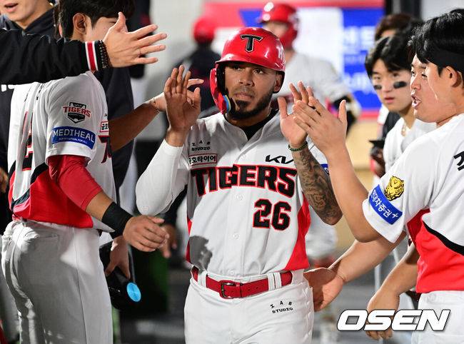 [OSEN=광주, 지형준 기자] 16일 광주-기아 챔피언스필드에서 KIA 타이거즈와 키움 히어로즈의 경기가 열렸다.7연승을 노리는 KIA는 제임스 네일, 최하위 키움은 알칸타라를 선발로 내세웠다.5회말 무사 2루에서 KIA 카스트로가 한준수의 동점 1타점 우전 적시타에 득점에 성공하며 동료선수들과 기뻐하고 있다. 2026.04.16&nbsp;/ jpnews@osen.co.kr