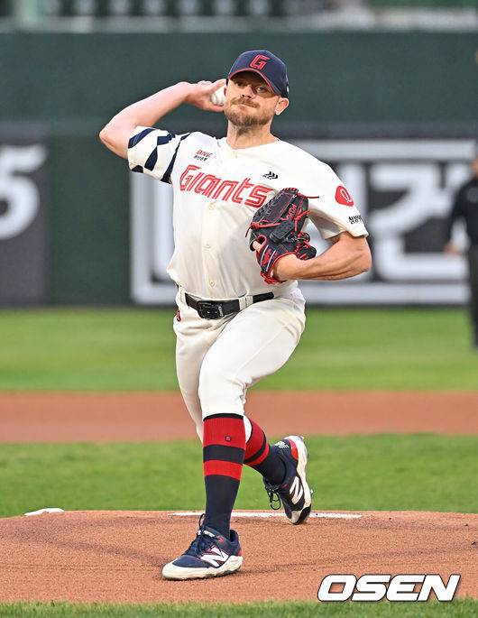 [OSEN=부산, 이석우 기자] 30일 부산 사직야구장에서 2026 신한 SOL KBO 리그 롯데 자이언츠와 키움 히어로즈의 경기가 열렸다. 홈팀 롯데는 비슬리가, 방문팀 키움은 배동현이 선발 출전했다.롯데 자이언츠 선발 투수 비슬리가 역투하고 있다. 2026.04.30 / foto0307@osen.co.kr