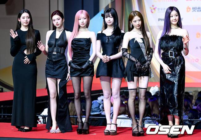 [OSEN=인천, 조은정 기자] SBS 가요대전 레드카펫 행사가 25일 오후 인천광역시 중구 운서동 인스파이어 아레나에서 열렸다.이날 SBS를 통해 생방송되는 '가요대전'에서는&nbsp;엔하이픈,&nbsp;에이티즈, 투어스,&nbsp;투모로우바이투게더, 앤팀, 보이넥스트도어, 코르티스, 넥스지, 킥플립, 동방신기 유노윤호, 스트레이 키즈, 제로베이스원, 라이즈, 엔시티 태용, 엔시티 드림, 엔시티 위시, 에스파, 아이브, 르세라핌, 있지, 엔믹스, 아일릿, 하츠투하츠, 키키, 미야오, 이즈나, 베이비몬스터, 베이비돈크라이, 올데이 프로젝트, 트레저, 더보이즈, 아이딧, 에이엠피, 아홉 등이 무대를 꾸민다.베이비몬스터가 포즈를 취하고 있다. 2025.12.25 /cej@osen.co.kr