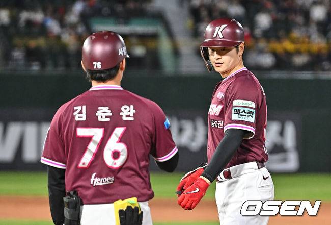 [OSEN=부산, 이석우 기자] 28일 부산 사직야구장에서 2026 신한 SOL KBO 리그 롯데 자이언츠와 키움 히어로즈의 경기가 열렸다. 홈팀 롯데는 김진욱이, 방문팀 키움은 알칸타라가 선발 출전했다.키움 히어로즈 박주홍이 5회초 1사 2루 우중간 1타점 안타를 치고 하이파이브를 하고 있다. 2026.04.28 / foto0307@osen.co.kr