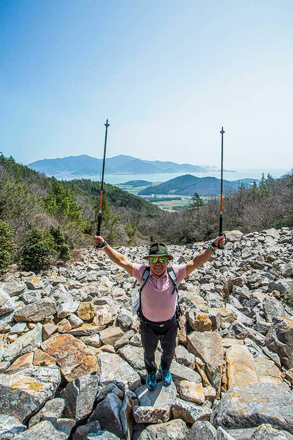 지난 3월 28일 엄홍길 대장과 함께하는 '달마고도 힐링걷기 대회'가 열렸다. 엄 대장은 7시간 동안 참가자들과 함께 땀 흘려 달마고도를 완주했다. 사진 김종연 기자