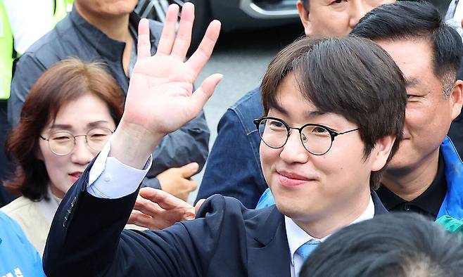 6·3 국회의원 재보선에 민주당 부산 북갑 후보로 출마한 하정우 전 청와대 AI수석이 29일 북구 구포시장을 찾아 시민들과 인사하고 있다. 연합뉴스