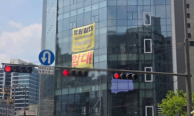 30일 서울 금천구 가산동 한 상가 건물에 ‘병원 임대’ 안내문이 붙어 있다.