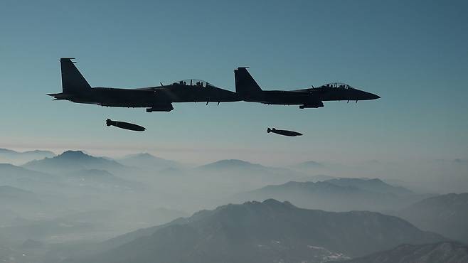 공군 F-15K 전투기 편대가 지상 표적을 향해 폭탄을 투하하고 있다. 세계일보 자료사진