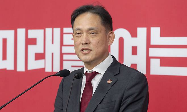 전 방송통신위원회 부위원장인 국민의힘 김태규 울산 남갑 당협위원장이 1일 서울 여의도 국민의힘 중앙당사에서 6ㆍ3 재보선 울산 남구갑 선거구 공천 면접을 마친 뒤 취재진 질문에 답하고 있다. 연합뉴스