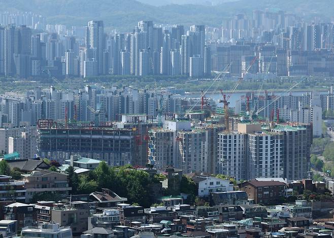 지난 4월 24일 서울 남산에서 바라본 아파트 건설 현장. 뉴시스