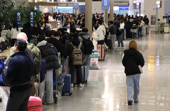설 명절 앞두고 붐비는 인천공항 - 설 명절 연휴를 앞둔 11일 인천국제공항 제1여객터미널 출국장에서 승객들이 탑승 수속을 위해 줄을 서고 있다. 2026.2.11 연합뉴스