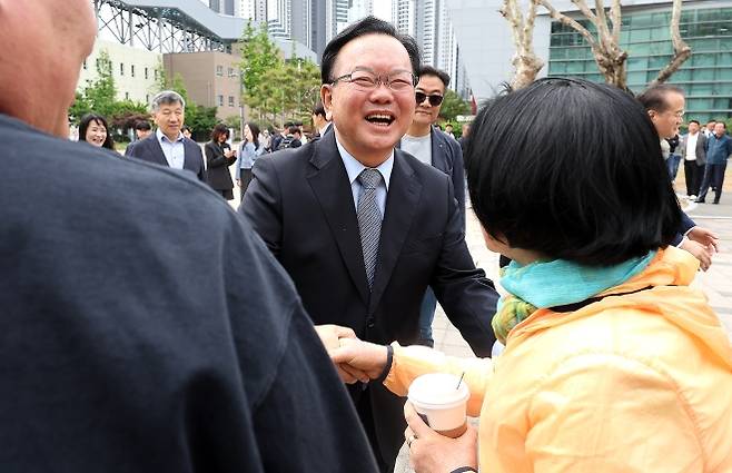 시민과 인사하는 김부겸 후보 - 더불어민주당 대구시장 후보인 김부겸 전 국무총리가 1일 오전 대구 북구 대구복합스포츠타운 시민체육관에서 열린 2026 노동절기념대회에서 시민들과 인사 나누고 있다. 2026.05.01. 뉴시스