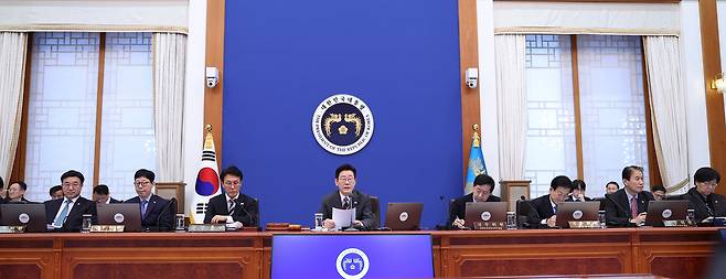 이재명 대통령이 지난 2월 3일 청와대에서 국무회의를 주재하고 있다. 이날 국무회의에서는 ‘반도체산업 경쟁력 강화 및 지원에 관한 특별법’을 비롯한 법률공포안 18건과 대통령령안 10건 등을 심의·의결됐다. 연합뉴스