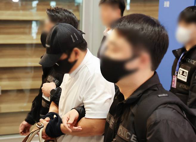 '필리핀 마약왕'으로 불리는 박왕열에게 필로폰 등 마약류를 공급한 혐의를 받는 최아무개씨(51)가 1일 태국으로부터 강제송환돼 인천국제공항 제2여객터미널에 도착하고 있다. ⓒ연합뉴스