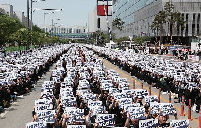 4월23일 경기도 평택시 삼성전자 평택캠퍼스 앞에서 열린 삼성전자 노동조합 공동투쟁본부의 '투명하게 바꾸고, 상한폐지 실현하자-4/23 투쟁 결의대회'에서 조합원들이 구호를 외치고 있다. ⓒ연합뉴스
