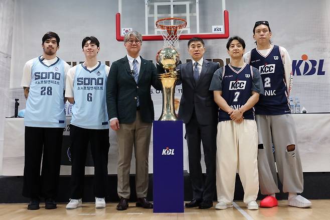 소노 케빈 켐바오, 이정현, 손창환 감독, KCC 이상민 감독, 허훈, 최준용(왼쪽부터)이 1일 KBL센터서 열린 미디어데이에서 기념촬영을 하고 있다. 서울ㅣ뉴시스