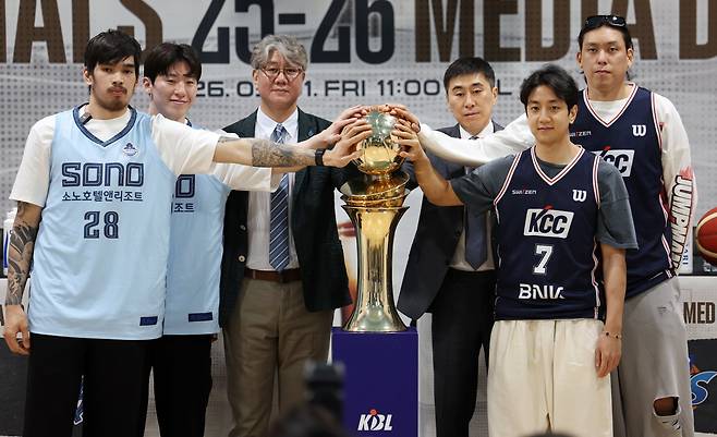 소노 케빈 켐바오, 이정현, 손창환 감독, KCC 이상민 감독, 허훈, 최준용(왼쪽부터)이 1일 KBL센터서 열린 미디어데이에서 기념촬영을 하고 있다. 서울ㅣ뉴시스