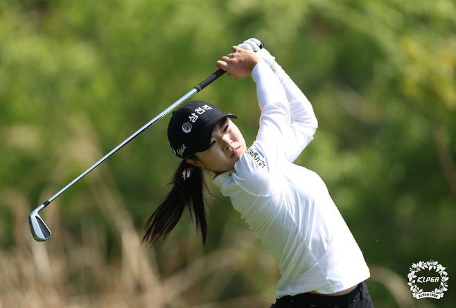 제1회 DB 위민스 챔피언십 2라운드 17번 홀에서 티샷을 하고 있는 고지원. 사진제공 | KLPGA