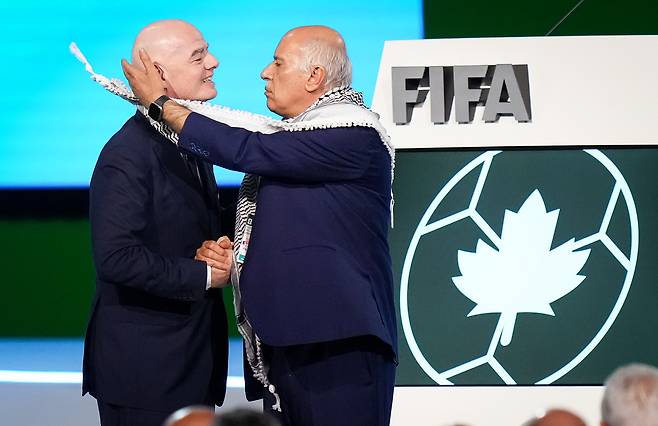 지브릴 라주브 팔레스타인축구협회장(오른쪽)가 30일 캐나다 밴쿠버에서 열린 제76회 FIFA 총회에서 발언을 마친 뒤 잔니 인판티노 회장에게 인사를 건네고 있다.  AP 연합뉴스