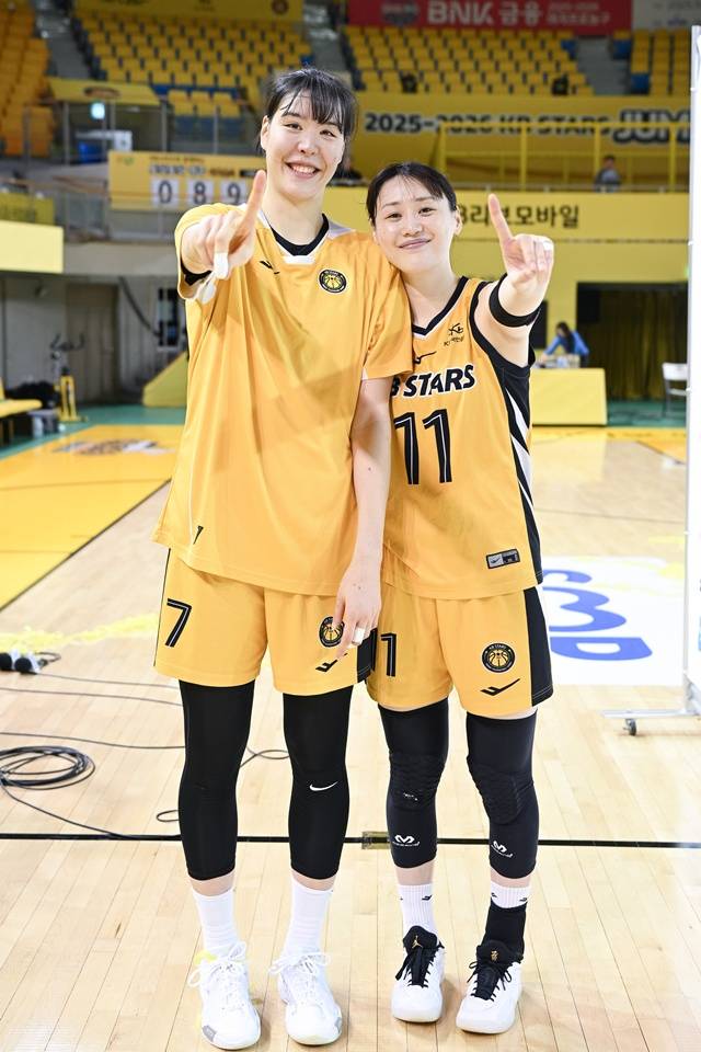 박지수(왼쪽)와 강이슬. /사진=WKBL 제공