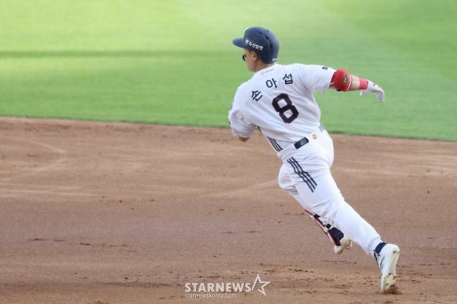2026 신한 SOL KBO리그 두산 베어스 대 KIA 타이거즈 경기가 18일 서울 잠실야구장에서 열렸다.  두산 손아섭이 3회말 무사에서 좌월 2루타를 날리고 질주하고 있다. /사진=김진경 대기자
