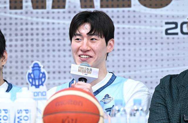 고양 소노 이정현이 KBL 챔피언결정전 미디어데이에 참석해 우승 포부를 밝히고 있다. /사진=KBL 제공