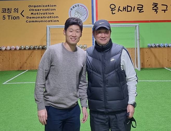박지성(왼쪽)과 송현식 온새미로FC 감독. /사진=온새미로FC 제공