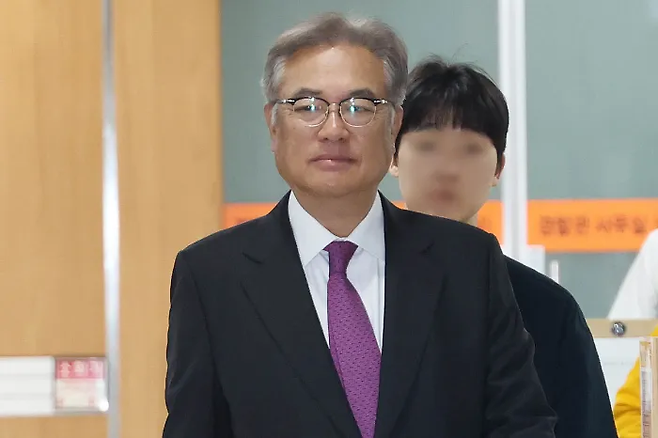 정진석 전 대통령비서실장이 지난 17일 서울중앙지방법에서 열린 헌법재판관 미임명 혐의 관련 공판에 출석하고 있다. 사진공동취재단