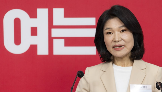 이진숙 전 방송통신위원장이 1일 서울 여의도 국민의힘 중앙당사에서 6ㆍ3 재보선 대구 달성군 선거구 공천 면접을 마친 뒤 취재진 질문에 답하고 있다. 연합뉴스