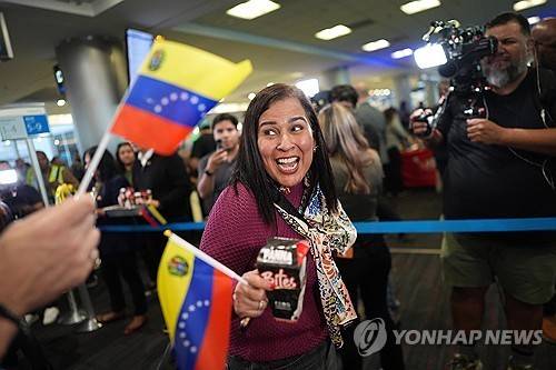 직항기 타는 시민들 [AP=연합뉴스]