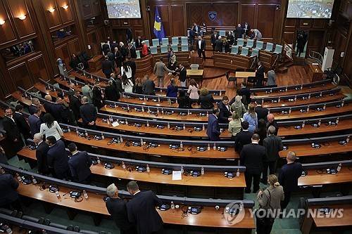 28일 새 대통령 선출에 실패한 코소보 의원들이 본회의장을 떠나고 있다. [로이터 연합뉴스 자료사진. 재판매 및 DB 금지]