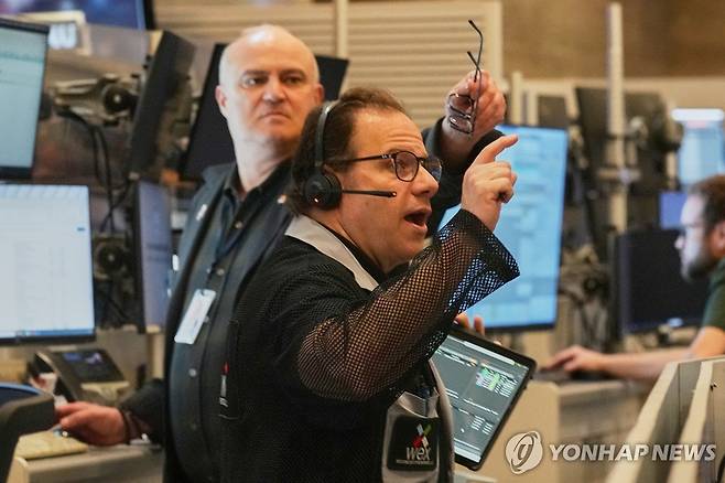 뉴욕증권거래소의 트레이더 [뉴욕 AP=연합뉴스. 재판매 및 DB 금지]