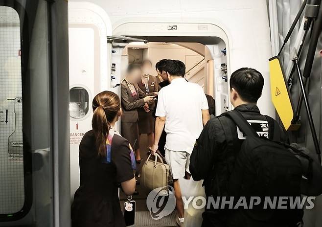 경찰청, '마약왕' 박왕열 마약 공급책 국내 송환 (서울=연합뉴스) 경찰청은 1일 '마약왕'으로 불리는 박왕열에게 필로폰 등 마약류를 공급한 혐의를 받는 최모씨를 태국에서 강제 송환했다고 밝혔다. 사진은 최씨가 태국 현지에서 한국행 비행기로 송환되는 모습. 2026.5.1 [경찰청 제공. 재판매 및 DB 금지] photo@yna.co.kr