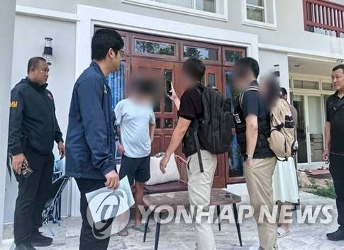 경찰청, '마약왕' 박왕열 마약 공급책 국내 송환 (서울=연합뉴스) 경찰청은 1일 '마약왕'으로 불리는 박왕열에게 필로폰 등 마약류를 공급한 혐의를 받는 최모씨를 태국에서 강제 송환했다고 밝혔다. 사진은 최씨가 태국 현지에서 검거되는 모습. 2026.5.1 [경찰청 제공. 재판매 및 DB 금지] photo@yna.co.kr