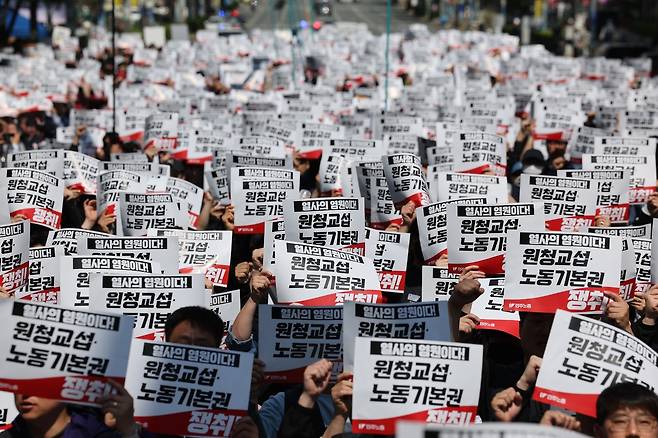 구호 외치는 노동자들 (울산=연합뉴스) 김용태 기자 = 노동절인 1일 울산시청 남문 앞에서 민주노총 울산본부가 개최한 '세계 노동절 울산대회'에 참석한 노동자들이 구호를 외치고 있다. 2026.5.1