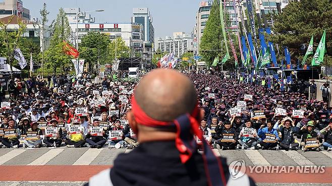 '모든 노동자의 기본권 쟁취' (대전=연합뉴스) 이주형 기자 = 노동절인 1일 오전 대전 서구 대전시청 남문 앞에서 전국민주노동조합총연맹(민주노총) 대전본부가 '2026 세계노동절 대전대회'를 열고 있다. 2026.5.1 coolee@yna.co.kr
