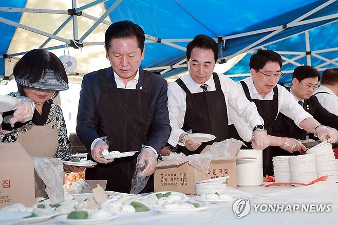 음식 준비하는 민주당 정청래 대표와 박수현 충남지사 후보 (서산=연합뉴스) 신현우 기자 = 더불어민주당 정청래 대표와 박수현 충남도지사 후보가 1일 어버이날 기념 경로행사가 열린 충남 서산시문화회관 주차장에서 음식 준비를 하고 있다. 2026.5.1 nowwego@yna.co.kr