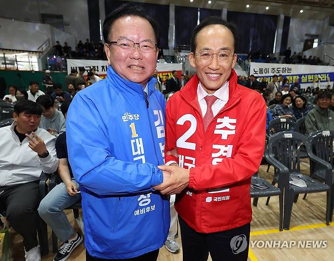 노동절 행사 찾은 김부겸·추경호 (대구=연합뉴스) 김현태 기자 = 1일 대구 북구 대구복합스포츠타운 시민체육관에서 열린 한국노총 노동절 기념대회에서 더불어민주당 김부겸 대구시장 예비후보(왼쪽)와 국민의힘 추경호 대구시장 예비후보가 인사를 나누고 있다. 2026.5.1 mtkht@yna.co.kr