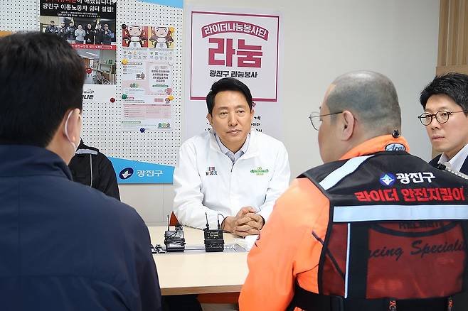 배달 라이더 만난 국민의힘 오세훈 서울시장 후보 (서울=연합뉴스) 국민의힘 오세훈 서울시장 후보가 노동절인 1일 서울 광진구 이동노동자쉼터에서 배달 라이더들을 만나 대화하고 있다. 2026.5.1 [오세훈 후보 캠프 제공. 재판매 및 DB 금지] photo@yna.co.kr