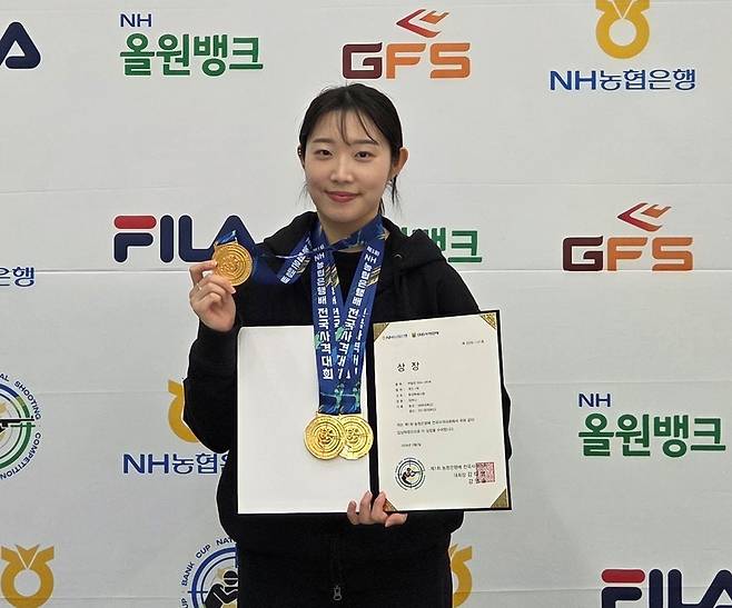 제1회 농협은행배 전국사격대회에서 3관왕에 오른 화성시청의 임하나가 기념사진을 촬영하고 있다.