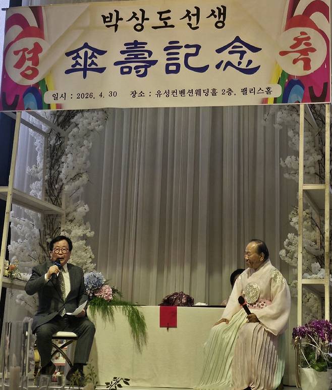 박헌호 간행위원장(사진 왼쪽)이 박상도 회장(사진 오른쪽)에 대해 소개하고 있다.                       사진=한성일 기자