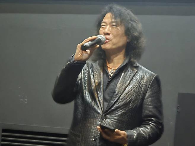 바리톤 조병주 씨가 영화 시작 전 참석자들에게 두 곡의 노래를 선물했다.                     사진=한성일 기자