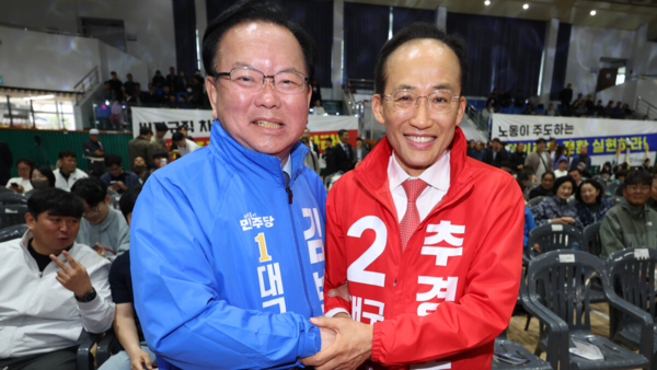 1일 대구 북구 대구복합스포츠타운 시민체육관에서 열린 한국노총 노동절 기념대회에서 더불어민주당 김부겸 대구시장 예비후보(왼쪽)와 국민의힘 추경호 대구시장 예비후보가 인사를 나누고 있다. 연합뉴스