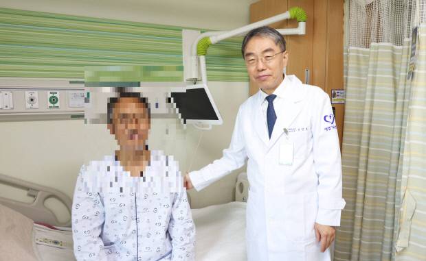 세명기독병원 소화기센터 주연호 센터장과 A씨가 함께 사진 촬영한 모습. 세명기독병원 제공.
