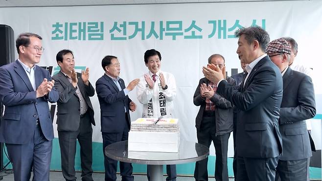 ▲ 최태림 경북도의원선거 의성군 제1선거구 무소속 예비후보가 2일 의성읍 중앙길 선거사무소 개소식에서 참석자들과 함께 축하 떡 절단식을 마친 뒤 박수를 치고 있다. 최태림 캠프 제공