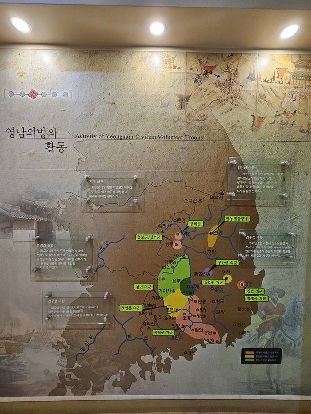영남의병이 활동한 곳은 홍의장군 곽재우 장군의 정암진 대첩, 권응수 의병장의 지휘로 왜군에 점령당했던 영천성을 탈환한 영천성 수복, 박진이 이끄는 관군과 정세아 최인제 등 의병이 연합하여 왜군을 물리친 경주성 수복, 김면 의병군이 지례에 있던 왜군을 소탕한 지례 전투, 전라도로 넘어가려던 왜군 2만여명을 김시민 등 의병과 관군이 격퇴한 진주성 대첩 등이 있다. 전시관 촬영.