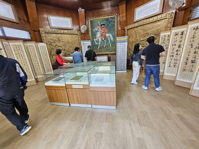 대구시 동구 망우당공원에 있는 망우당기념관에 평일에도 시민들의 발길이 끊이지 않고 있다. 최미화 기자
