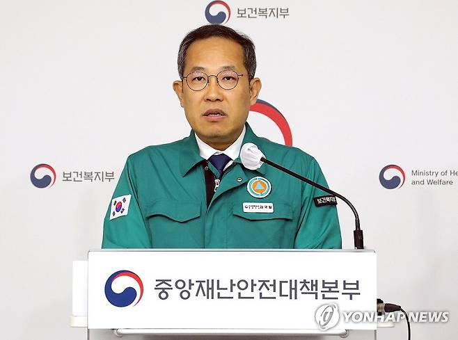 의사집단행동 중앙재난안전대책본부 브리핑을 진행하는 당시 김국일 보건복지부 보건의료정책관. / 사진=연합뉴스