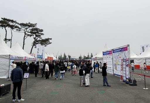 2일 충남 보령 머드엑스포광장에서 막을 올린 '2026 보령·AMC 국제 모터 페스티벌'을 찾은 관람객 모습/양성운 기자